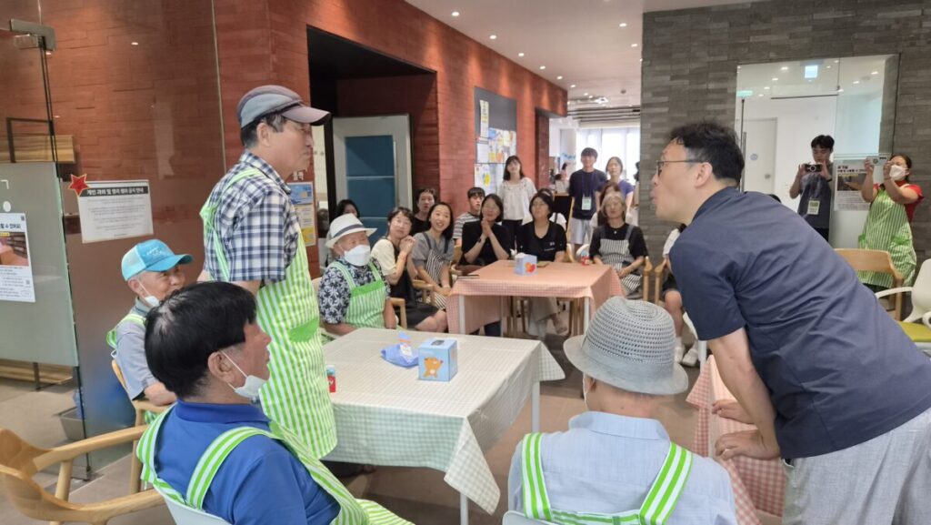 어린이식당을 마친 뒤 어르신과 자원봉사자들이 이날 활동에 대한 소감을 나누고 있다.