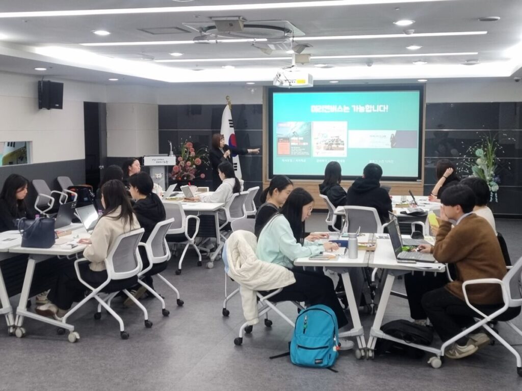 <사진 설명> 사진은 청년자율예산제 실행사업인 에필로그 홍보단에서 청년들이 마케팅 역량강화 교육을 받는 모습.