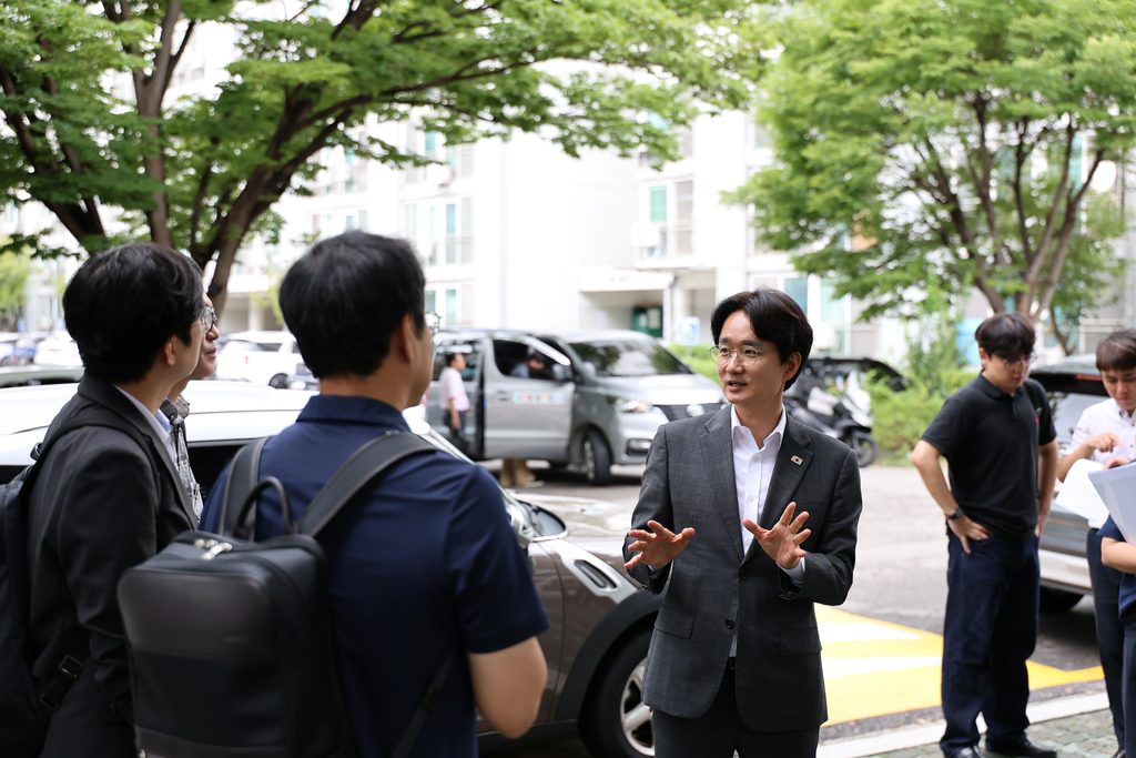 서준오 구청장은 지난 25일 중계주공4단지 ‘현장형 신속통합기획 자문회의’ 현장을 찾아 자문위원과 서울시 관계자들에게 단지별 추진 현황과 주요 현안을 설명하고 있다.