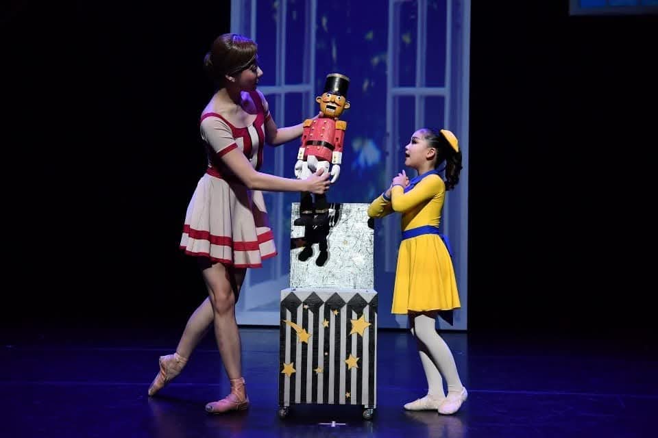 <사진 설명>사진은 댄스시어터샤하르의 창작 발레 ‘한여름 밤의 호두까기 인형’ 공연 모습.