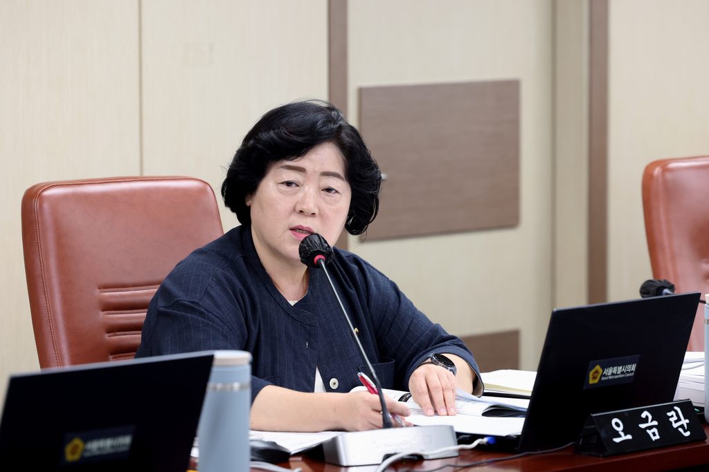 <사진 설명> 오금란 서울시의원이 이날 업무보고에서 작은도서관과 지식정보취약계층 사업에 대한 지원 확대를 요구하고 있다.