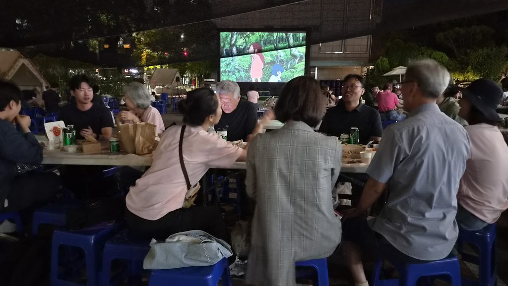 해가 진 뒤에도 열린마당은 계속됐다. 주민들이 성당 마당에 둘러앉은 가운데 돗자리영화제가 진행되고 있다.